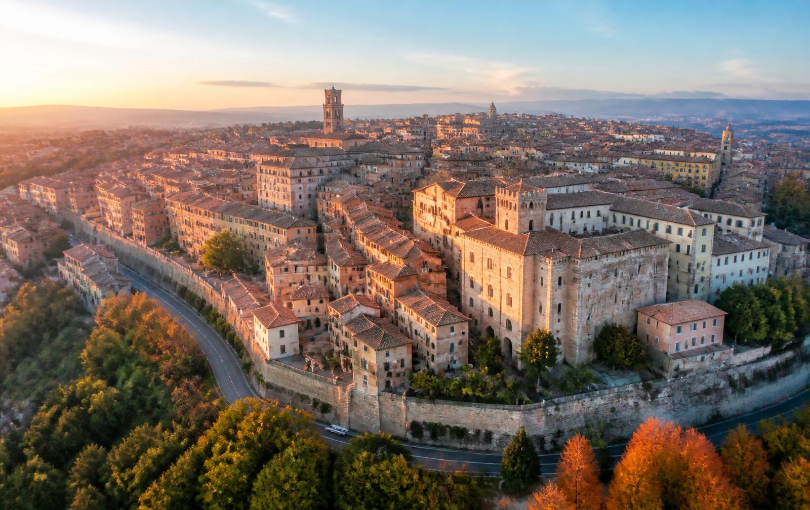 Veduta aerea con drone di un centro storico italiano al tramonto